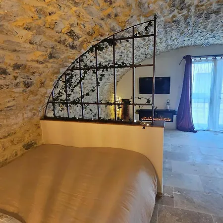 Holiday home Romantique En Pierre Voutee *