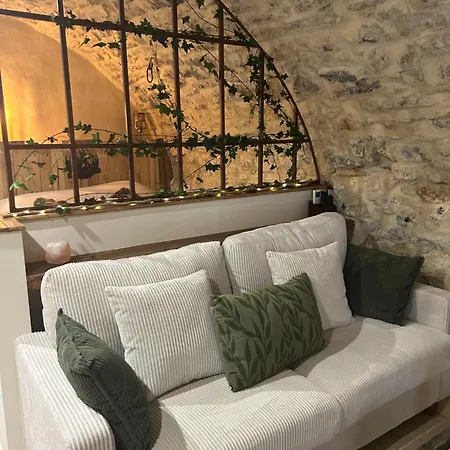 Romantique En Pierre Voutee * Saint-Paulet-de-Caisson